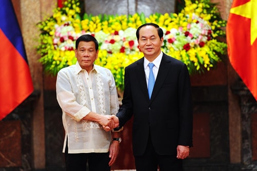 Chủ tịch nước Trần Đại Quang, phải, tiếp đón Tổng thống Philippines Duterte hôm nay. Ảnh: Giang Huy