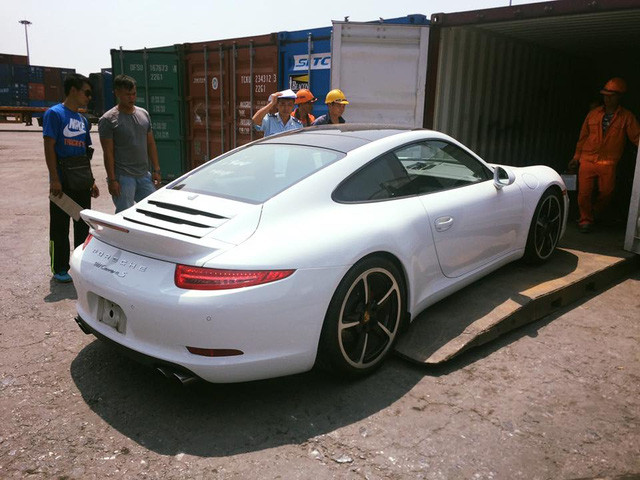 Porsche 911 Carrera S của tay chơi Nghệ An lúc còn ở cảng Hải Phòng.