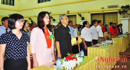 Các đại biểu tham dự đại hội trang nghiêm làm lễ chào cờ