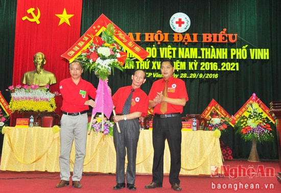 Cụm thi đua số 1 (Hội CTĐ thành phố) tặng lẵng hoa chúc mừng đại hội