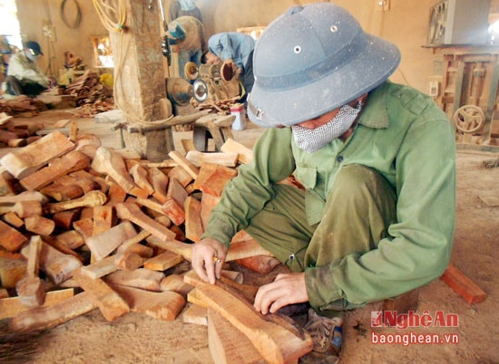 Sản xuất đồ gỗ mỹ nghệ thu hút nhiều lao động địa phương