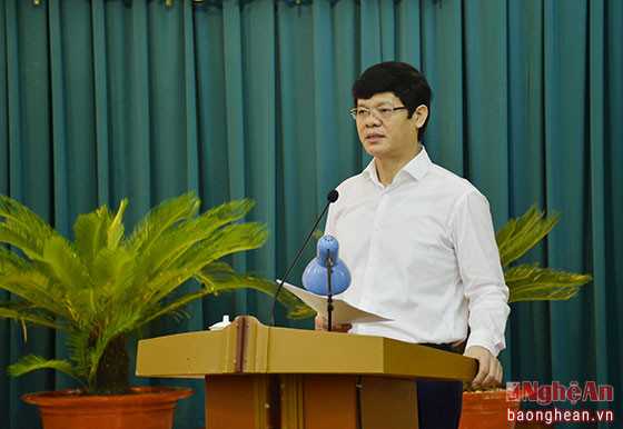 Phó Chủ tịch Thường trực UBND tỉnh Lê Xuân Đại trình bày kết quả kinh tế - xã hội 9 tháng năm 2016.