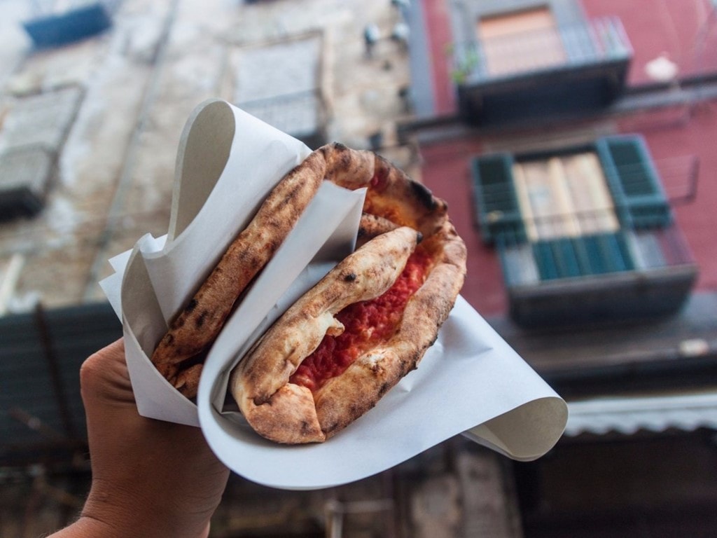 Pizza ở Naples, Italy: Không đâu làm pizza ngon bằng chính nơi khai sinh là món ăn này - Naples. Bạn có thể thưởng thức pizza ở các quán nổi tiếng như Antica Pizzeria Port'Alba, Pizzeria da Michele và Pizzeria Starita.  