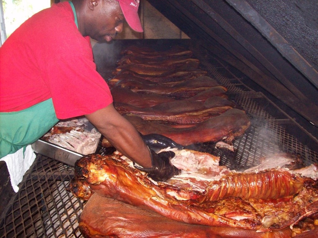 Thịt nướng trên tuyến đường  Historic Barbecue, North Carolina, Mỹ: Dọc tuyến đường này, du khách có thể trải nghiệm 23 quán ăn có lịch sử lâu đời với những phong cách nướng thịt khách nhau, kéo dài từ phía đông North Carolina tới Tennessee. 