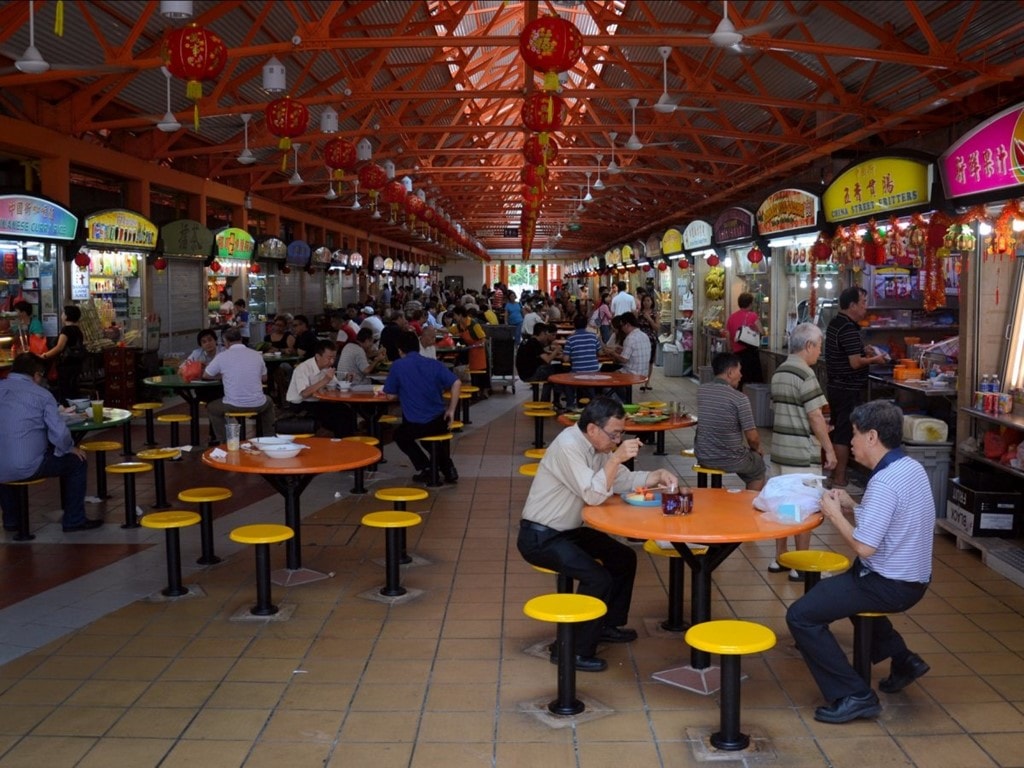 Đồ ăn ở trung tâm ẩm thực Maxwell Road, Singapore: Ở Singapore, việc ăn uống vừa là đam mê, vừa là thú tiêu khiến. Thành phố có rất nhiều trung tâm ẩm thực, trong đó nổi tiếng nhất là Maxwell Road. Các quán ăn ở đây phục vụ đủ món đặc sản của Singapore. 