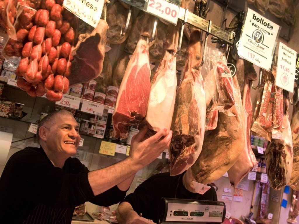 Jamón ở Jabugo, Tây Ban Nha: Đây là món giăm bông đắt nhất thế giới, chỉ dùng đùi sau của giống lợn Iberia đen.  Loại lợn này chủ yếu sống ở vùng phía tây và tây nam Tây Ban Nha, cùng một số khu vực ở Bồ Đào Nha. Chúng được cho ăn chế độ nghiêm ngặt với hạt sồi để có hương vị thịt ngon nhất. 