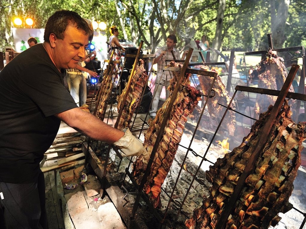 Thịt nướng Asado, Argentina: Món thịt nướng của Argentina có phần ngoài giòn và phần bên trong mềm ngọt. Các buổi tiệc thịt nướng thường là dịp để tụ họp hay những sự kiện xã hội. 