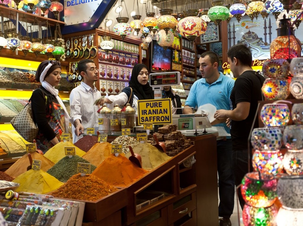 Gia vị và thảo mộc ở chợ gia vị, Istanbul, Thổ Nhĩ Kỳ: Khu chợ nhộn nhịp, nhiều màu sắc này chủ yếu bán gia vị, ngoài ra còn có thảo mộc, hoa quả khô, trà, cà phê, bánh kẹo và thậm chí là trứng cá muối. Thời xưa, đây là điểm dừng chân cuối cùng của các đoàn lạc đà trên Con đường tơ lụa. 