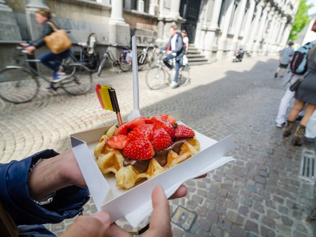 Bánh waffle, Bỉ: Bánh waffle Bỉ to, nhẹ và giòn hơn phiên bản Mỹ, thường được ăn cùng kem tươi, hoa quả và chocolate. Ở Bỉ, bánh waffle là món ăn vỉa hè phổ biến. 