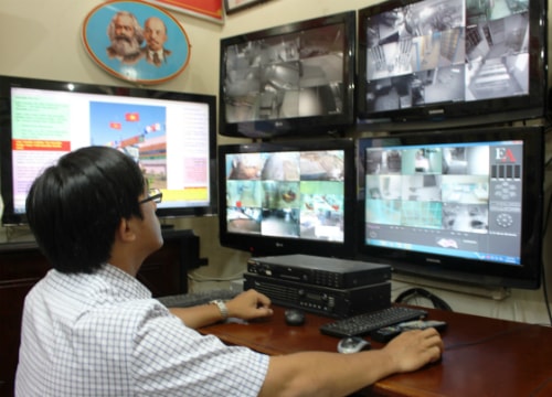 Nhân viên trung tâm cai nghiện quản lý học viên qua camera. Ảnh: Hoài Nhơn