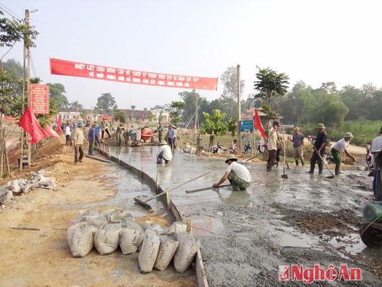 Làm đường giao thông nông thôn ở xã Hùng Sơn ( Anh Sơn), ảnh tư liệu Huyền Trang