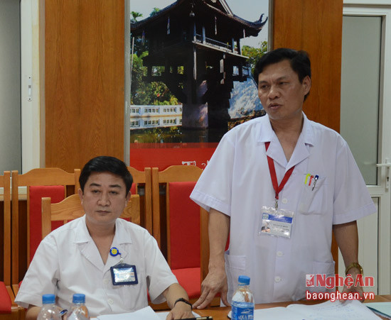 Bác sỹ Nguyễn Văn Hương- Phó Giám đốc Bệnh viện báo cáo kết quả công tác CCHC của đơn vị.