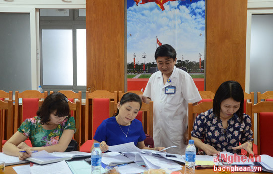 Đoàn công tác kiểm tra hồ sơ của Bệnh viện hữu nghị đa khoa tỉnh Nghệ An.
