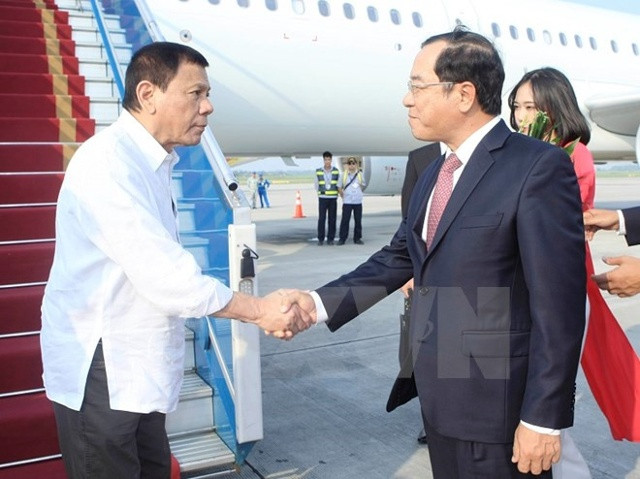 Bộ trưởng, Chủ nhiệm Văn phòng Chủ tịch nước Đào Việt Trung đón Tổng thống Philippines Rodrigo Duterte tại sân bay Quốc tế Nội Bài. Ảnh: TTXVN