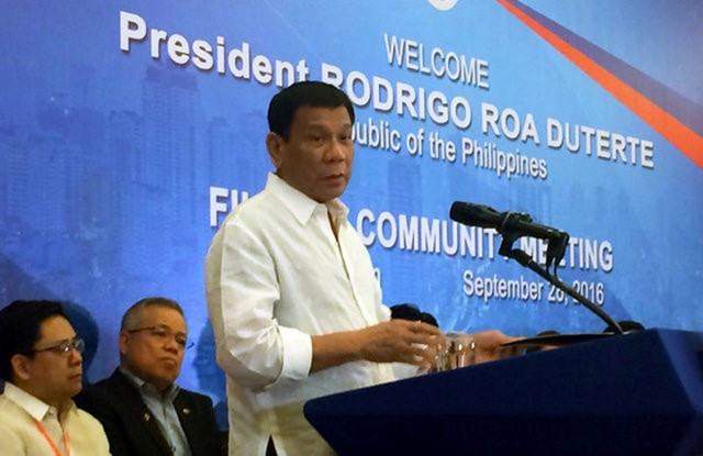 Tối 28/9, ngay khi vừa đến Hà Nội, Tổng thống Philippines Rodrigo Duterte đã gặp gỡ cộng đồng Philippines đang sinh sống và làm việc ở Việt Nam. Ảnh: Reuters