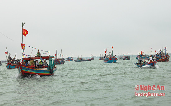 Lễ hội còn thu hút phần lớn tàu thuyền đánh bắt của ngư dân trong phường tham gia màn rước lễ