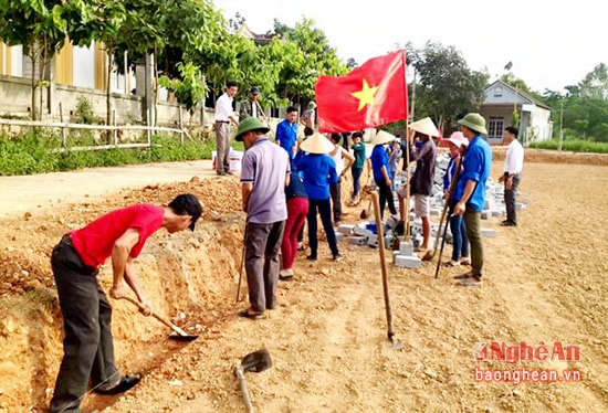 Lực lượng đoàn viên, thanh niên Anh Sơn tham gia xây dựng các công trình công cộng.