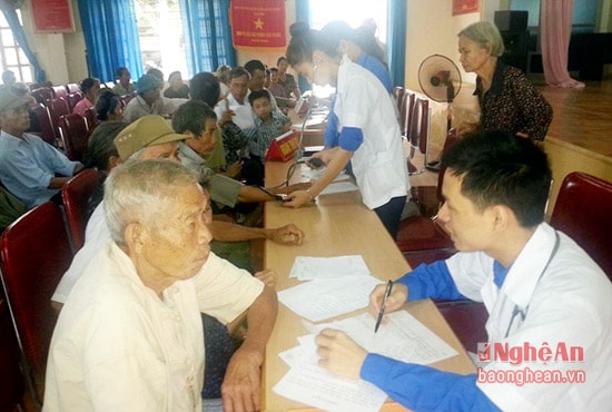 CLB Thầy thuốc trẻ tình nguyện khám bệnh miễn phí cho người dân.