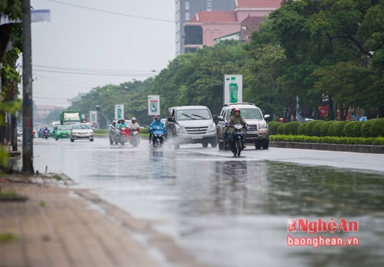 Nhiều đoạn đường trong thành phố bị ngập sau trận mưa sáng nay