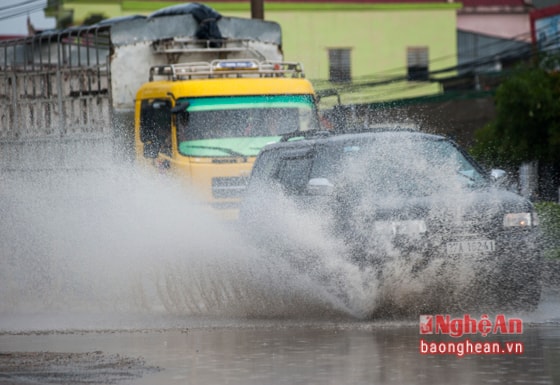 Trên đường Mai Hắc Đế, Nhiều xe chen nhau vượt ở chỗ ngập sâu làm giao  thông rối tung