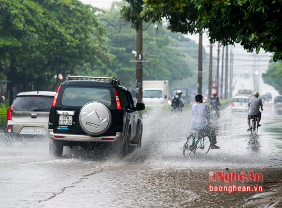 Khổ sở nhất vẫn là những người điều khiển các phương tiện nhỏ hơn. 