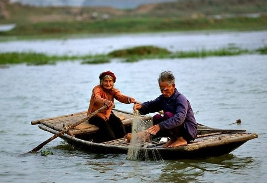  Cũng có thể còn bộn bề cơm áo gạo tiền, nhưng có người bạn đời kề cận sự vất vả như vơi đi quá nửa