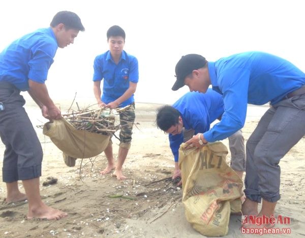 Tuổi trẻ Cửa Lò tham gia làm sạch môi trường biển.