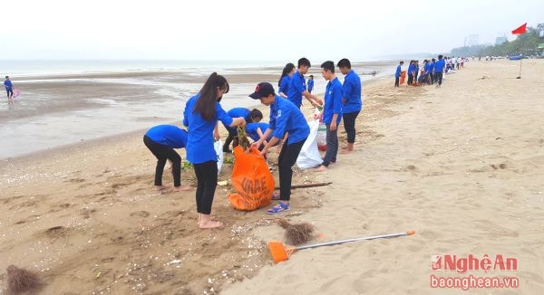 Đoàn viên, thanh niên cùng thu gom rác làm sạch bãi biển.