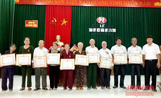 Đồng chí Nguyễn Đình Thái – HUV, Bí thư Đảng ủy trao Huy hiệu Đảng cho các đảng viên 60, 50, 30 năm tuổi Đảng