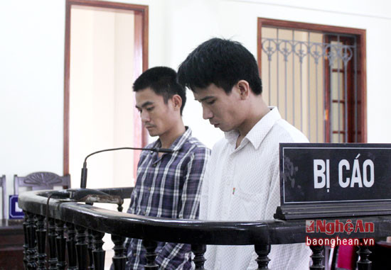 Bị cáo Phong (áo trắng) và Quân tại phiên tòa 