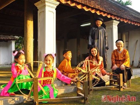 Truyền dạy dân ca tại xã Kim Liên (Nam Đàn). Ảnh tư liệu Báo Nghệ An.