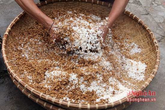 Người dân bản Chòm Muộng chủ yếu dùng gạo để nấu rượu cần, như vậy sẽ làm cho rượu ngọn hơn.