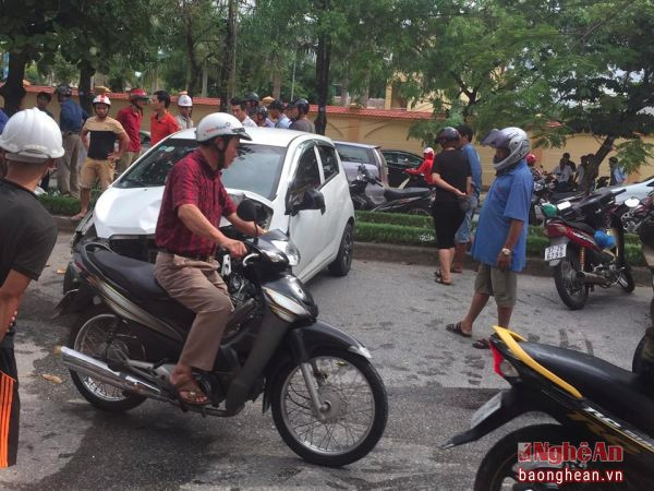 Đông đảo người dân chứng kiến vụ tai nạn.