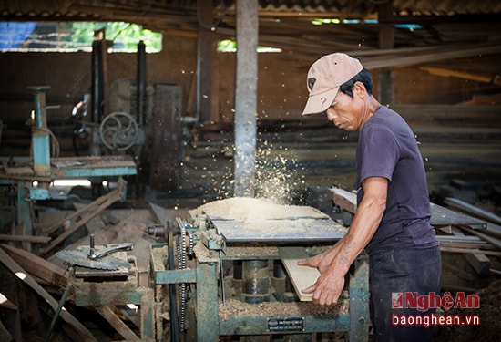 Mỗi người thợ lành nghề làm việc tại các cơ sở sản xuất đồ mộc tại làng Dinh Chu được trả công khá cao trung bình mỗi công thơ 200 - 400 nghìn đồng/ ngày