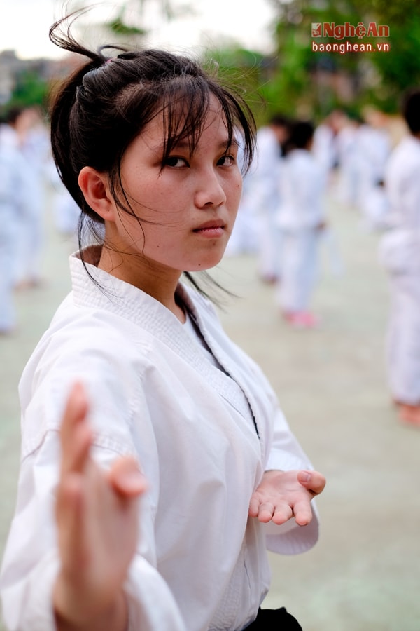 Mới học võ 4 năm nhưng Khánh Linh đã đạt được nhiều thành tích cao trong môn võ Karatedo.