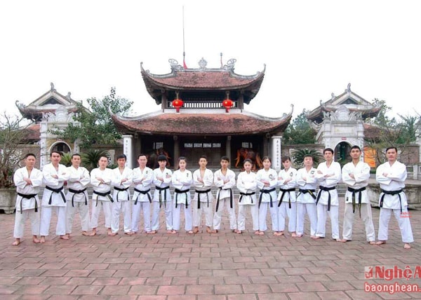 Nữ sinh nhất đẳng huyền đai chụp ảnh với lớp huyền đai của Hiệp hội karate tỉnh Nghệ An