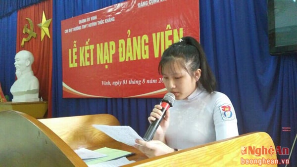 Cô nữ sinh giàu thành tích này được kết nạp Đảng khi đang học lớp 12 trường THPT Huỳnh Thúc Kháng.