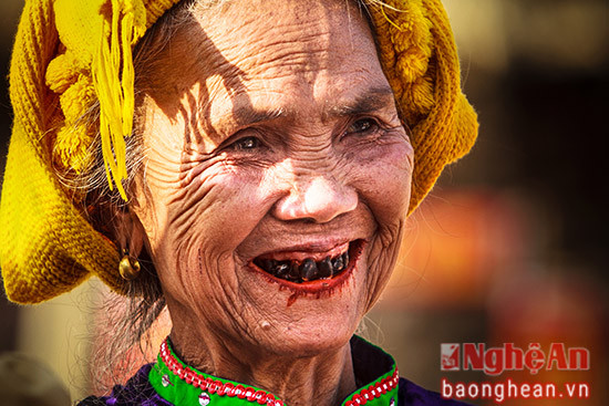 Nụ cười tỏa nắng (chụp cụ bà dân tộc Thái ở Kỳ Sơn)