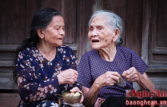 Mẹ và con dâu (chụp mẹ Đặng Thị Hài là mẹ liệt sỹ và caon dâu là vợ liệt sỹ bên thềm nhà)