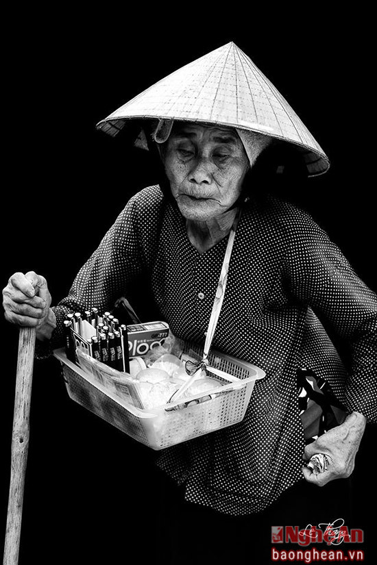 Một bà lão bán rong trên phố Vinh