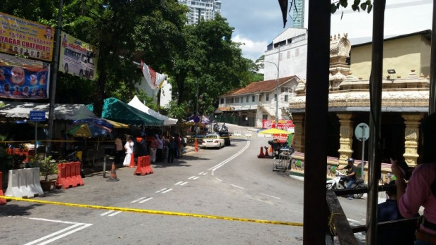 Cảnh sát phong tỏa khu vực xung quanh ngôi đền Hindu gần Bursa Malaysia. Ảnh: Reuters.