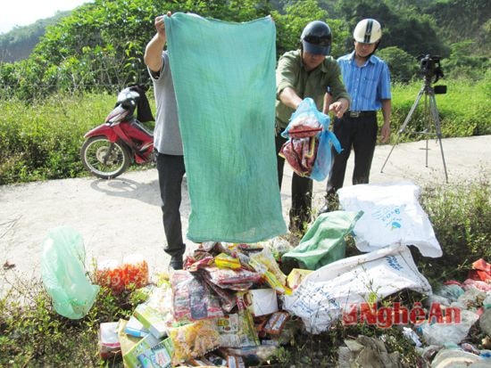 Tiêu hủy thực phẩm bánh kẹo không rõ nguồn gốc xuất xứ
