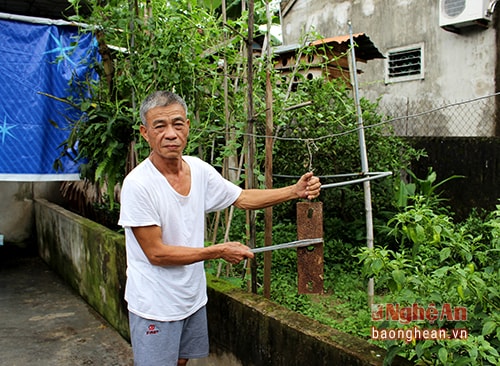 Ông Lê Vinh Thiện thì tự làm một cái kẻng bằng khúc sắt phế liệu, nhưng kêu rất vang. Khi có cháy thì ông Thiện sẽ đi khắp xóm đánh kẻng để báo tin cho mọi người tới chữa cháy. Cái kẻng này có từ hồi tháng 6, lúc nạn cháy xảy ra rầm rộ, nay cứ nghe tiếng “kẻng ông Thiện” là trong xóm có cháy.