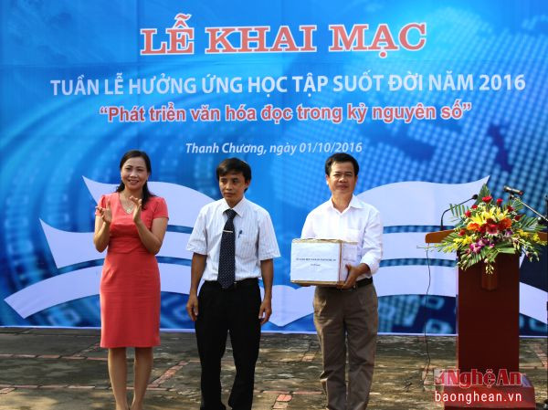 Đại diện Công ty cổ phần sách thiết bị trường học Nghệ an tặng quà cho trường THCS Tôn Quang Phiệt..
