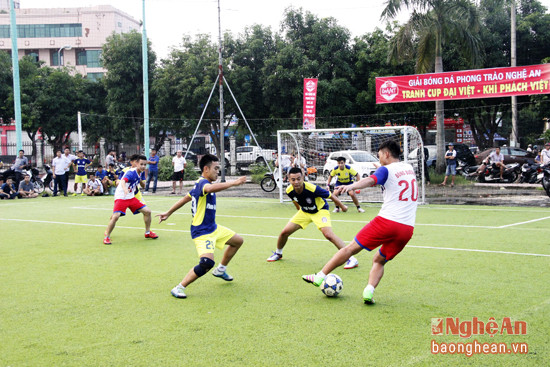 Cầu thủ Hồng Việt (FC Đông Dương) tả xung hữu đột trong vòng vây FC Trường Giang.