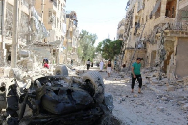 Không kích nhằm trúng khu vực Seif al-Dawla do lực lượng phiến loạn kiểm soát, gần thành phố Aleppo, Syria ngày 30/9. Ảnh: Reuters.