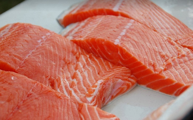 Omega-3 chất béo: Giúp phòng ngừa bệnh Alzheimer, giảm triệu chứng viêm khớp, lão hóa... Dinh dưỡng này có trong thịt cá hồi, cá ngừ...