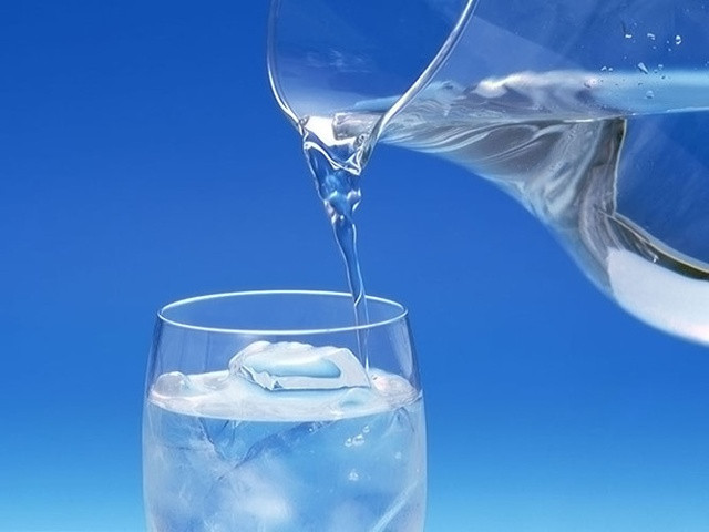 Nước: Với người cao tuổi, nhu cầu nước có thể giảm nhưng nếu chủ quan sẽ khiến cơ thể bị mất nước, không hấp thụ được được thức ăn, bí tiểu.