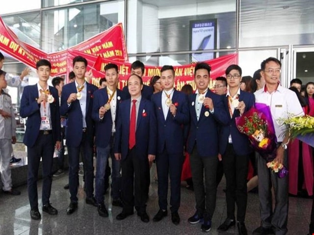 Đoàn Việt Nam.