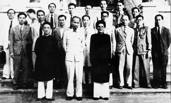 Cụ Huỳnh Thúc Kháng (áo dài đen, đeo kính bên phải) chụp cùng Chủ tịch Hồ Chí Minh trong một sự kiện. Ảnh: TL.